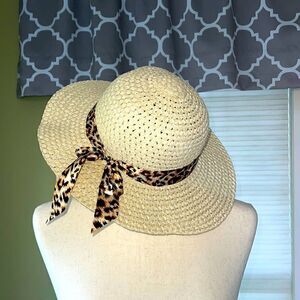 Womens New w tags Beach sun hat with leopard print ribbon